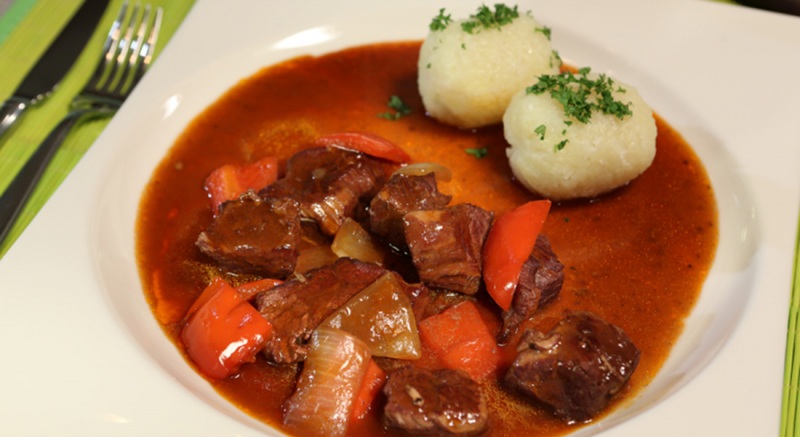 Rezept der Woche: Wiener Saftgulasch – Kulinarisches aus Österreich